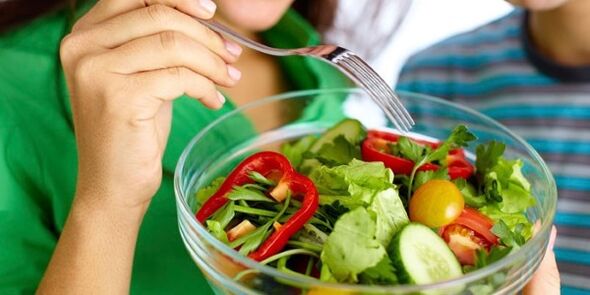 Вживання овочевого салату на безвуглеводній дієті з метою притуплення почуття голоду