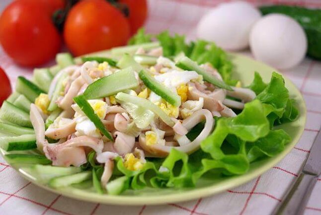 Кальмаровий салат з яйцями та огірком у раціоні низьковуглеводної дієти