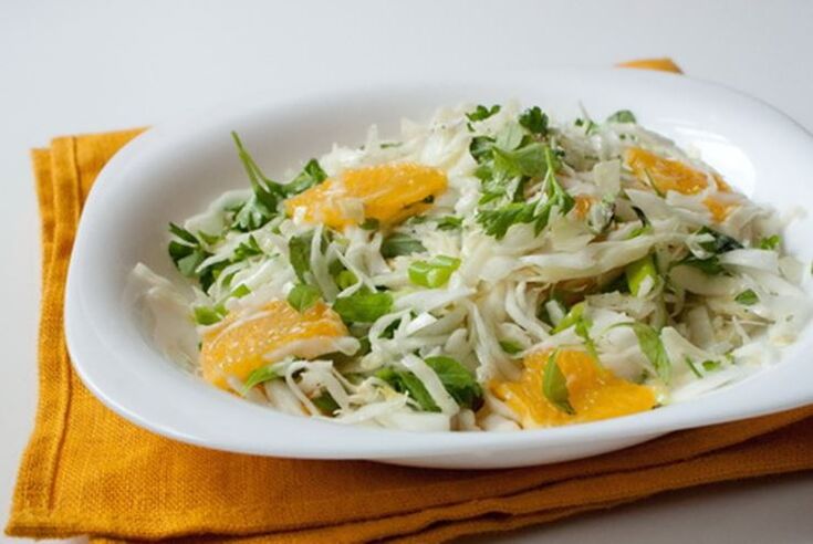 Салат з пекінської капусти, апельсина та яблука – вітамінна страва на низьковуглеводній дієті