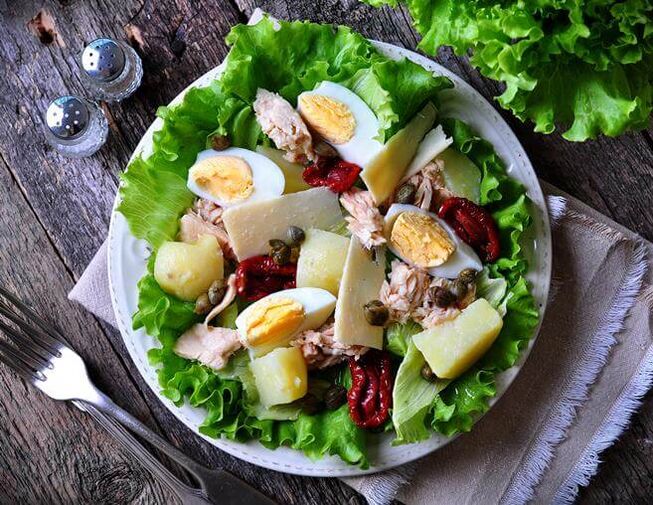 Салат із консервованим тунцем у раціоні харчування дієти з низьким вмістом вуглеводів